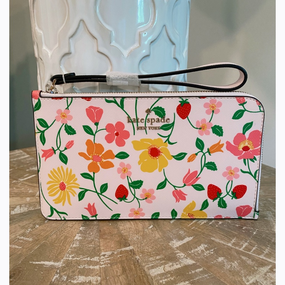 Kate Spade Lucy garden strawberry medium wristlet wallet pink 🍓🌸